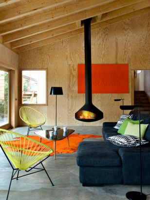 Cheminée Design centrale Ergofocus dans une ambiance de chalet moderne