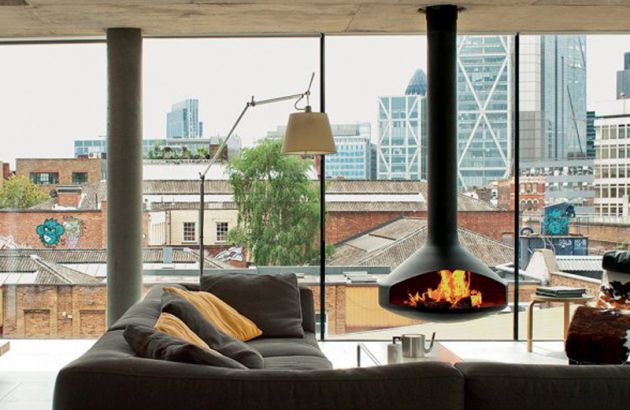 Cheminée Design centrale Ergofocus devant une baie vitrée donnant sur les toits de Londres