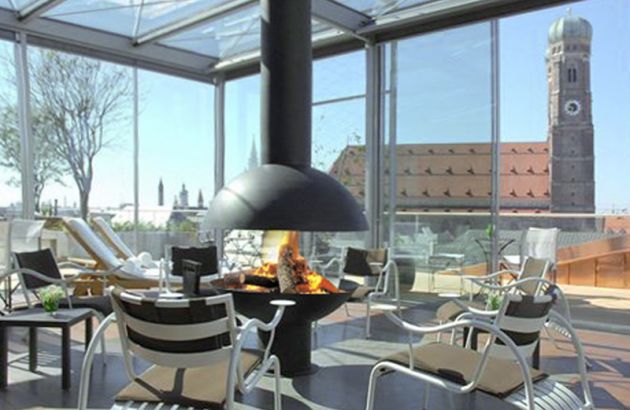 Cheminée Design centrale Mezzofocus située dans la véranda de l'Hotel Bayerischer