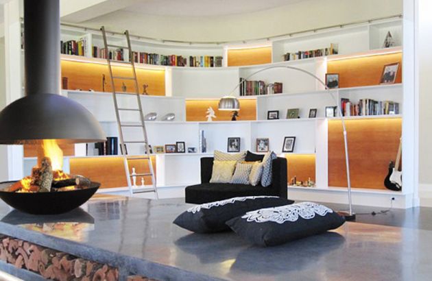 Cheminée Design centrale Mezzofocus dans un salon bibliothèque